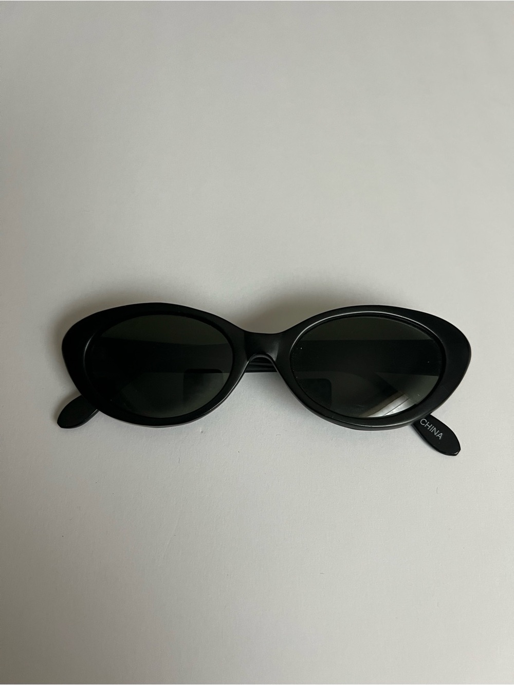 Black Cat-Eye Sunglasses - Sleek Women's Fashion Shades